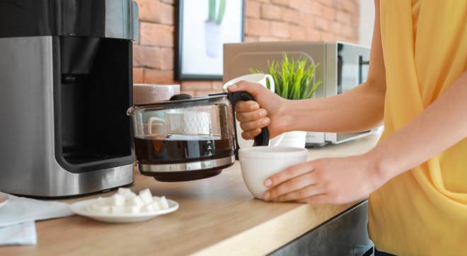 Kaffemaschine mit gekochtem Kaffee in der Kaffekanne